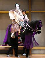 「実盛物語」で馬に乗るシーンを演じる市川海老蔵（左）と長男の堀越勸玄