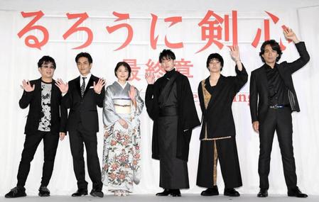 後編の舞台あいさつに登壇した（左から）大友啓史監督、北村一輝、有村架純、佐藤健、村上虹郎、江口洋介