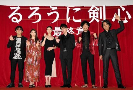 前編の舞台あいさつに登壇した（左から）大友啓史監督、土屋太鳳、武井咲、佐藤健、青木崇高、江口洋介