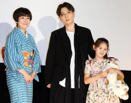 舞台あいさつに登場した（左から）藤田朋子、堂珍嘉邦、アナスタシア＝東京・銀座