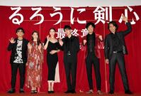 前編の舞台あいさつに登壇した（左から）大友啓史監督、土屋太鳳、武井咲、佐藤健、青木崇高、江口洋介