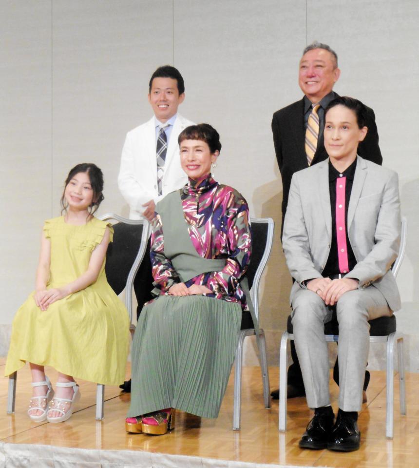 　松竹新喜劇夏まつり特別公演の記者発表に参加した（前列左から）毎田暖乃、久本雅美、桐生麻耶、（後列左から）藤山扇治郎、渋谷天外