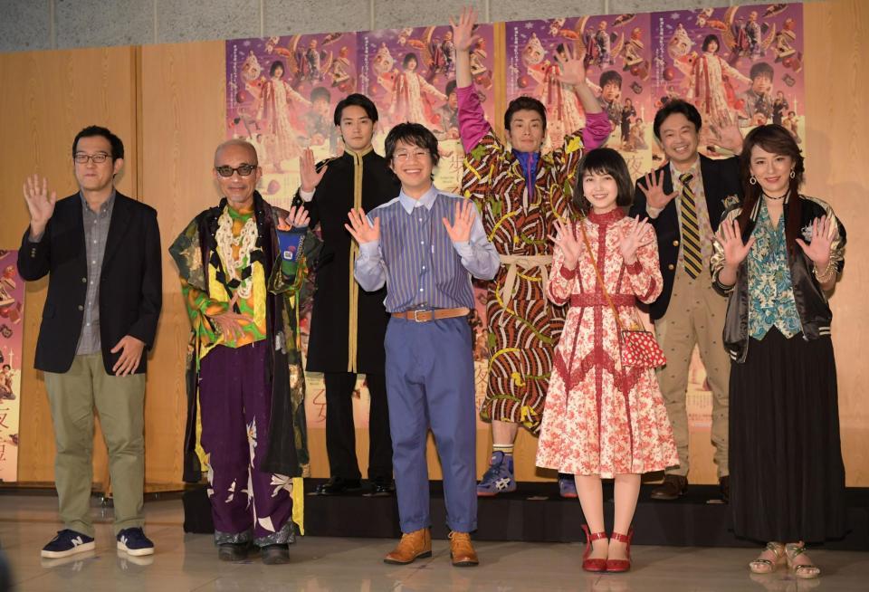 会見に登場した（前列左から）脚本・演出の上田誠、竹中直人、中村壱太郎、久保史緖里、鈴木砂羽（後列左から）白石隼也、玉置玲央、尾上寛之＝新国立劇場（撮影・三好信也）