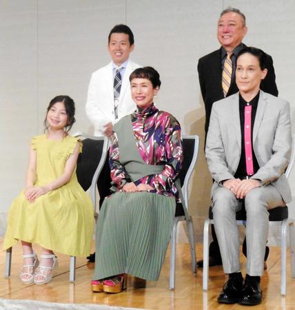 　松竹新喜劇の記者発表に参加した（前列左から）毎田暖乃、久本雅美、桐生麻耶、（後列左から）藤山扇治郎、渋谷天外＝大阪市内