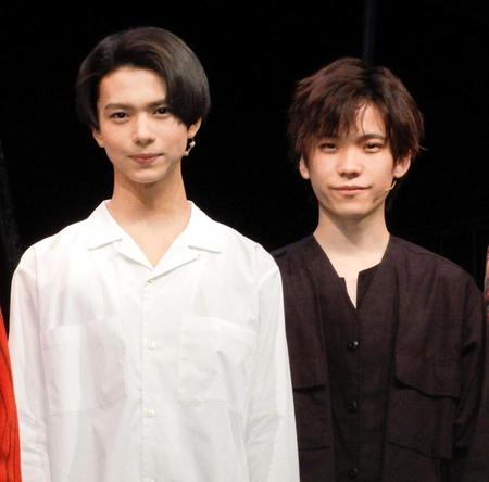 　舞台初日を迎えた少年忍者の織山尚大（左）と青木滉平＝東京・品川