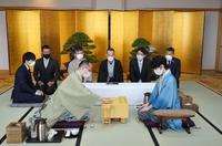 　対局に臨む藤井聡太棋聖（右）と渡辺明名人（代表撮影）