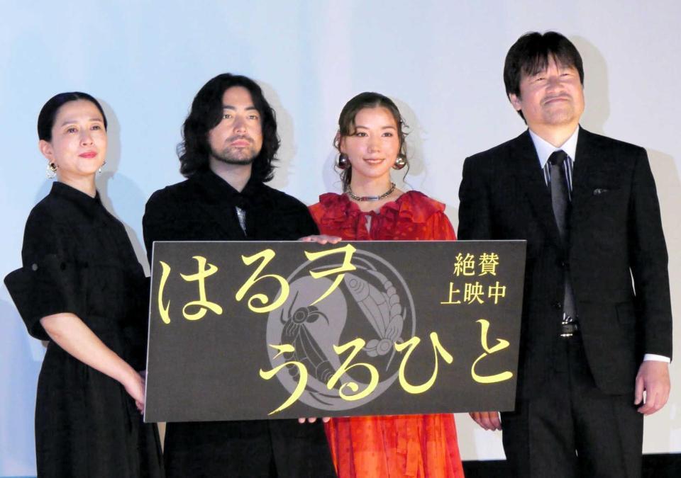 　舞台あいさつを行った（左から）坂井真紀、山田孝之、仲里依紗、佐藤二朗＝東京・新宿