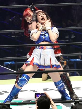 　伊藤麻希（後方）に攻められるＳＫＥ４８・荒井優希＝さいたまスーパーアリーナ