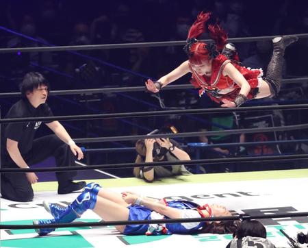 　伊藤麻希（上）からボディープレスを食らう荒井優希