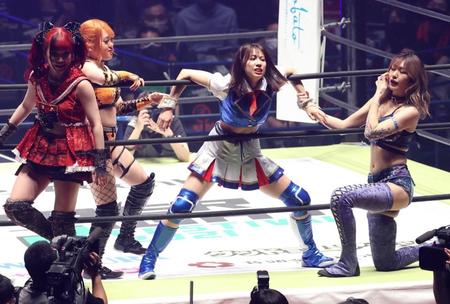 　３人から攻められる荒井優希