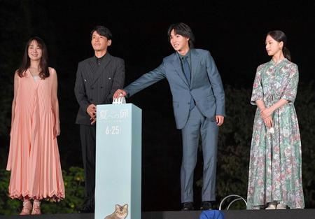 　点灯式に臨む（左から）藤木直人、山崎賢人、清原果耶