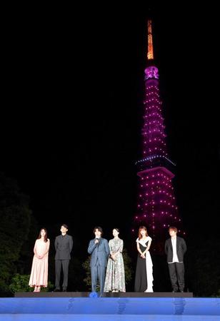 　ピンク色の東京タワーを背にあいさつする（左から）高梨臨、藤木直人、山崎賢人、清原果耶、夏菜、三木孝浩監督＝都内のホテル（撮影・出月俊成）