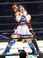 　伊藤麻希（後方）に攻められるＳＫＥ４８・荒井優希＝さいたまスーパーアリーナ