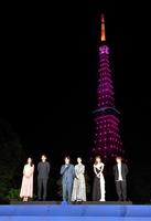 　ピンク色の東京タワーを背にあいさつする（左から）高梨臨、藤木直人、山崎賢人、清原果耶、夏菜、三木孝浩監督＝都内のホテル（撮影・出月俊成）