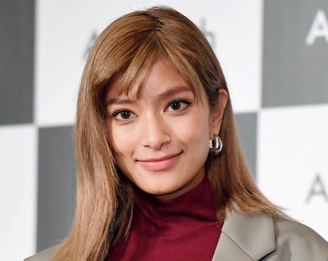 ローラ ニットのミニボトムスでスラリ美脚披露 ファンも 脚長い 芸能 デイリースポーツ Online