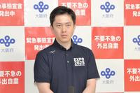 　囲み取材で話す吉村洋文大阪府知事＝大阪府庁（６月８日撮影）