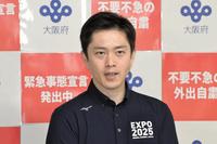 　囲み取材で話す吉村洋文大阪府知事＝大阪府庁（６月８日撮影）