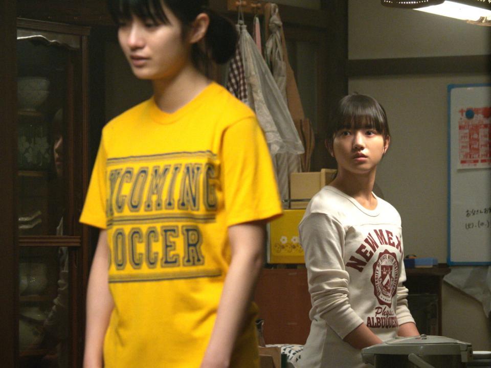 妹の未知（蒔田彩珠・左）と百音（清原果耶）