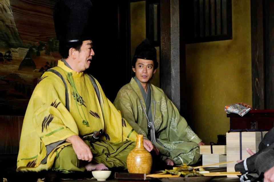 クランクインした「鎌倉殿の13人」で北条義時を演じる小栗旬（右）