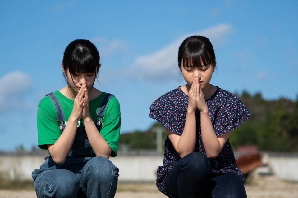 盆船を奉納し手を合わせる百音（清原果耶・右）と妹の未知（蒔田彩珠）