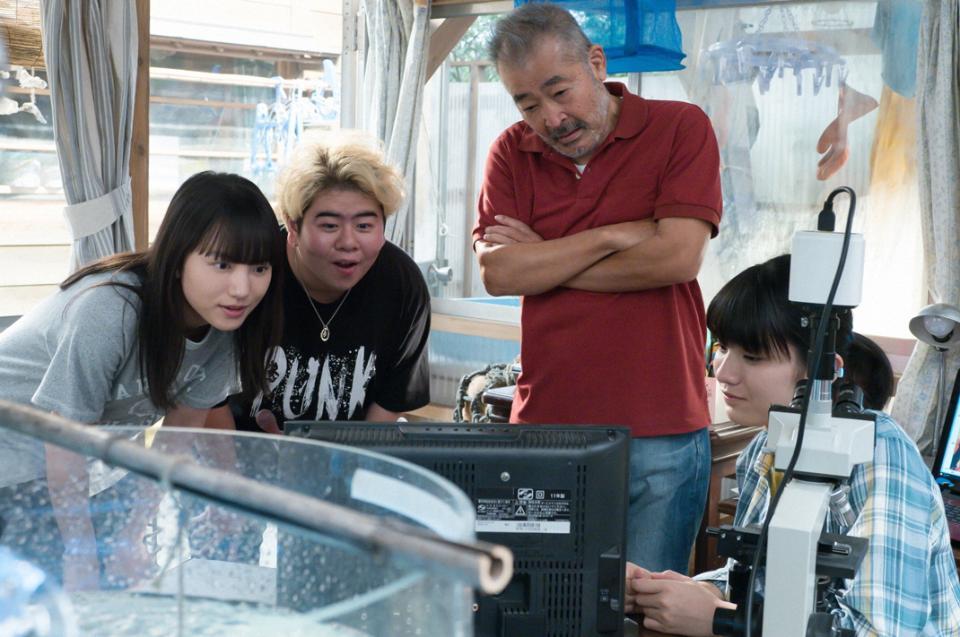 妹・未知（蒔田彩珠・右）の研究を見る百音（清原果耶・左）、三生（前田航基・左から２人目）、祖父の龍己（藤竜也）