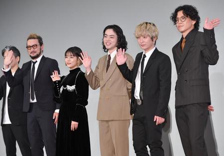 　映画「キャラクター」の初日舞台あいさつに登場した（左から）中村獅童、高畑充希、菅田将暉、Ｆｕｋａｓｅ、小栗旬＝東京・ＴＯＨＯシネマズ六本木ヒルズ（撮影・伊藤笙子）