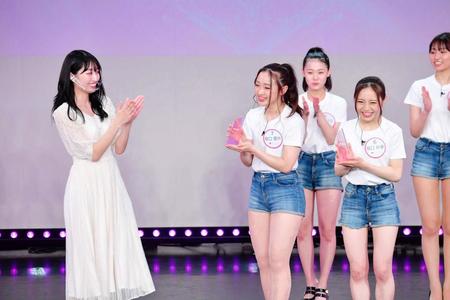 「美笑女グランプリ２０２１」で審査員特別賞を受賞した堀口叶夢（右）と堀口愛叶（中央）姉妹