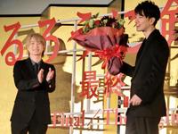 佐藤健（右）に花束を贈り、拍手する神木隆之介