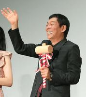 笑顔で手を振る明石家さんま＝東京・ＴＯＨＯシネマズ六本木（撮影・堀内翔）