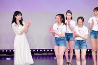 「美笑女グランプリ２０２１」で審査員特別賞を受賞した堀口叶夢（右）と堀口愛叶（中央）姉妹