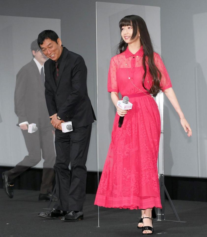 舞台あいさつに登場した明石家さんま（左）とＣｏｃｏｍｉ＝東京・ＴＯＨＯシネマズ六本木（撮影・堀内翔）