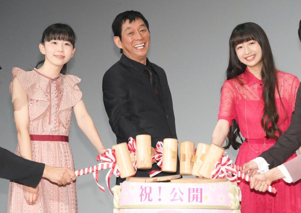 笑顔で鏡開きをする（左から）石井いづみ、明石家さんま、Ｃｏｃｏｍｉ＝東京・ＴＯＨＯシネマズ六本木（撮影・堀内翔）