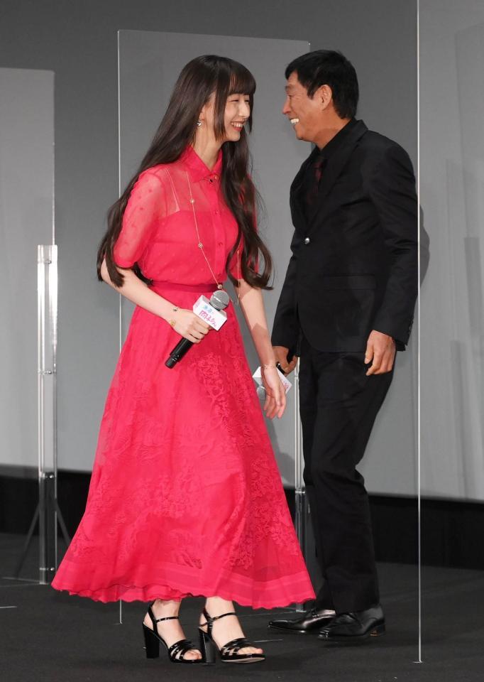 劇場アニメ映画「漁港の肉子ちゃん」公開記念舞台あいさつに登場したＣｏｃｏｍｉ。右は明石家さんま＝ＴＯＨＯシネマズ六本木（撮影・堀内翔）