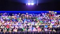 上海国際映画祭でうちわを手に鑑賞する現地の嵐ファン
