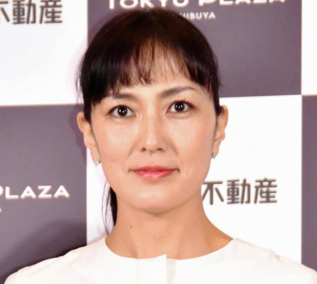 板谷由夏 石田ゆり子も 背中が美しい と絶賛の背中あらわなドレス姿 美し 品がある の声 芸能 デイリースポーツ Online