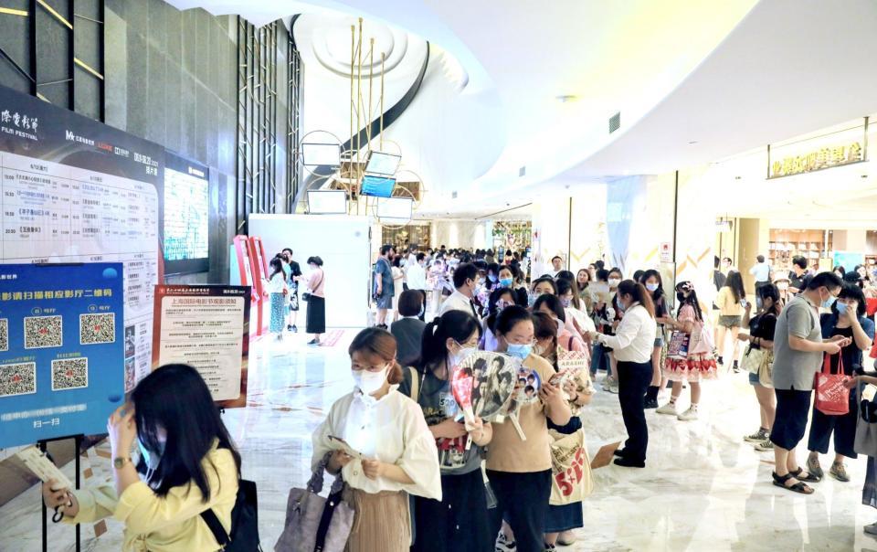上海国際映画祭に集まった現地の嵐ファン