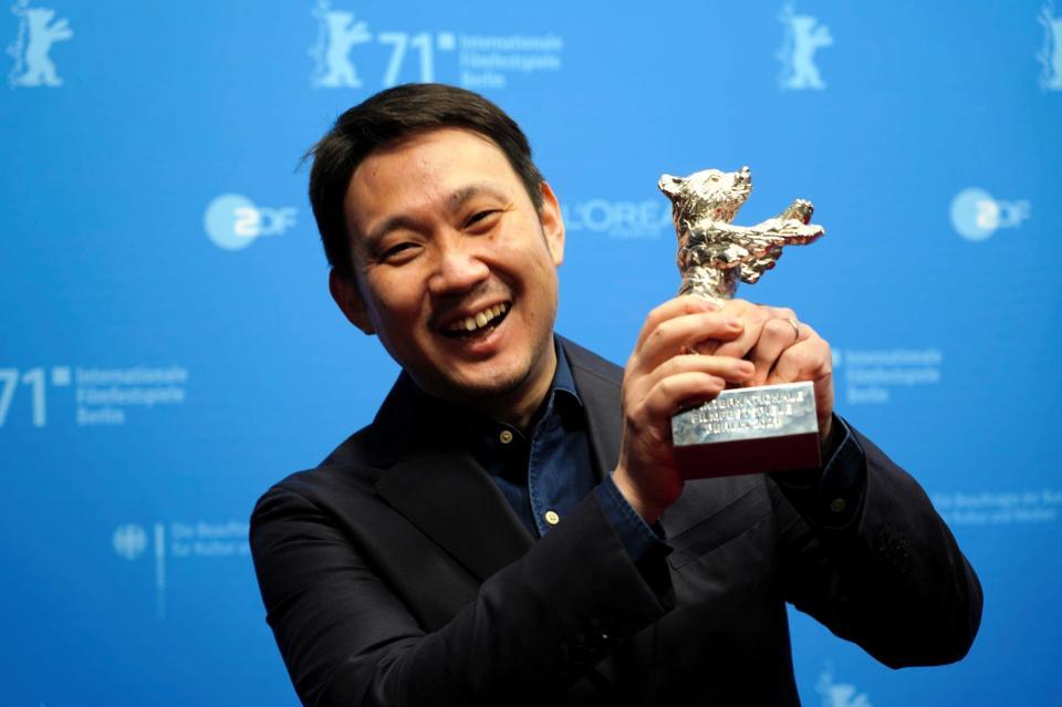 ベルリン国際映画祭銀熊賞のトロフィーを手に笑顔の濱口竜介監督＝独ベルリン・Ｏｐｅｎ　Ａｉｒ　Ｃｉｎｅｍａ　Ｍｕｓｅｕｍｓｉｎｓｅｌ