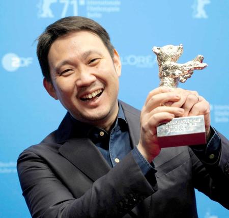 　ベルリン国際映画祭銀熊賞のトロフィーを手に笑顔の濱口竜介監督＝独ベルリン・Ｏｐｅｎ　Ａｉｒ　Ｃｉｎｅｍａ　Ｍｕｓｅｕｍｓｉｎｓｅｌ