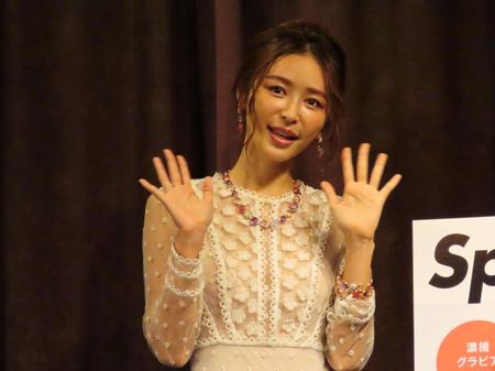 　グラビアマガジン「Ｓｐｌａｓｈ！加治ひとみ」の出版記念イベントに出席した加治ひとみ＝都内
