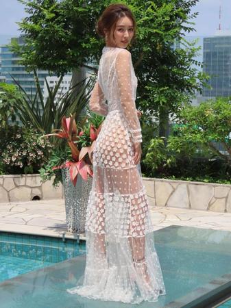 　大胆なシースルードレス姿を披露した加治ひとみ＝都内