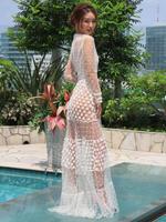 　大胆なシースルードレス姿を披露した加治ひとみ＝都内