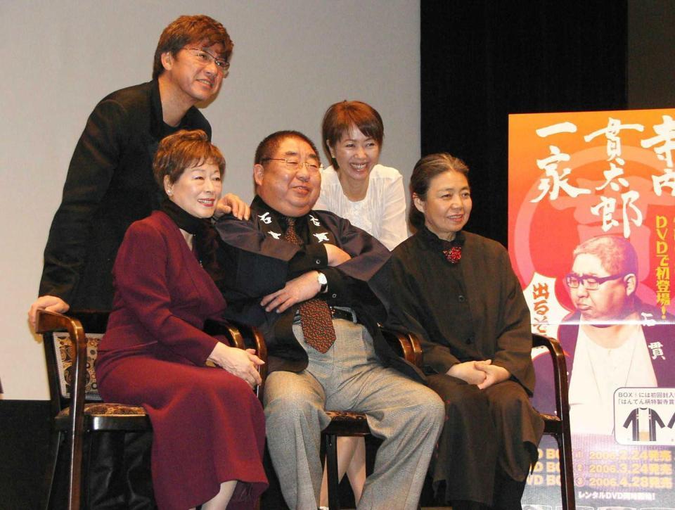 　イベントで小林亜星さんと笑顔で並ぶ（前列左から）加藤治子さん、樹木希林さん（後列左から）西城秀樹さん、浅田美代子（右）＝０６年２月