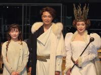 　舞台「首切り王子と愚かな女」の初日を前に公開稽古、取材会を行った（左から）伊藤沙莉、井上芳雄、若村麻由美