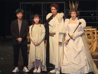　舞台「首切り王子と愚かな女」の初日を前に公開稽古、取材会を行った（左から）蓬莱竜太氏、伊藤沙莉、井上芳雄、若村麻由美