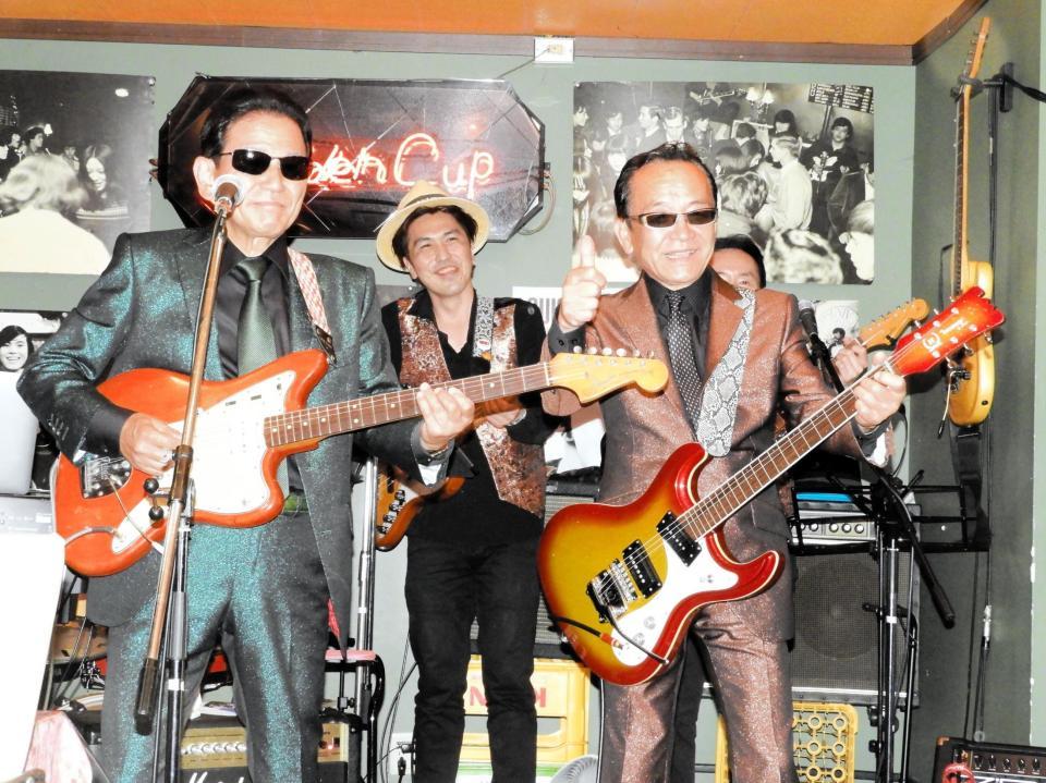 　新曲発表会を行った湯原昌幸（右）と南部なおと＝神奈川・本牧ゴールデンカップ