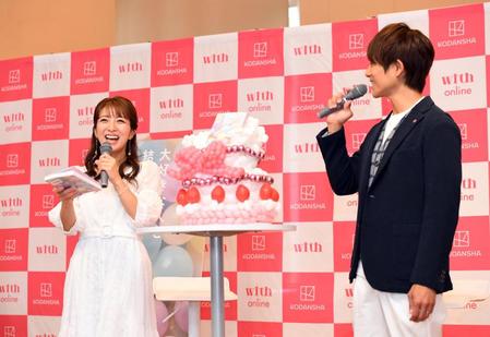 杉浦太陽（右）からバースデープレゼントと書籍を贈られ笑顔を見せる辻希美＝都内（撮影・佐藤厚）