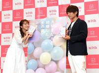 杉浦太陽（右）と書籍をＰＲする辻希美＝都内（撮影・佐藤厚）