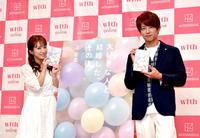 杉浦太陽（右）と書籍をＰＲする辻希美＝都内（撮影・佐藤厚）