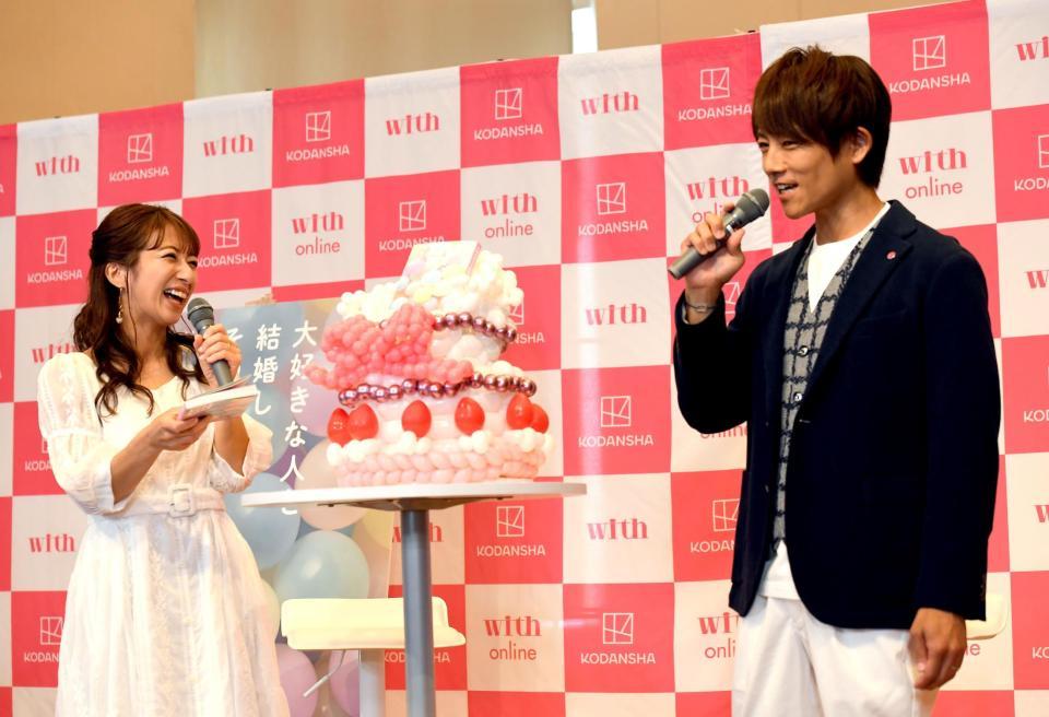 杉浦太陽（右）からバースデープレゼントと書籍を贈られ笑顔を見せる辻希美＝都内（撮影・佐藤厚）