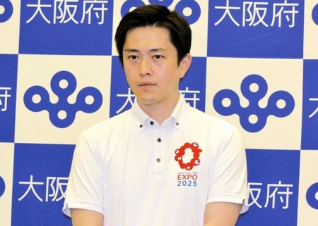 　新型コロナウイルス対策本部会議後、取材に応じる吉村洋文知事＝１８日、大阪府庁